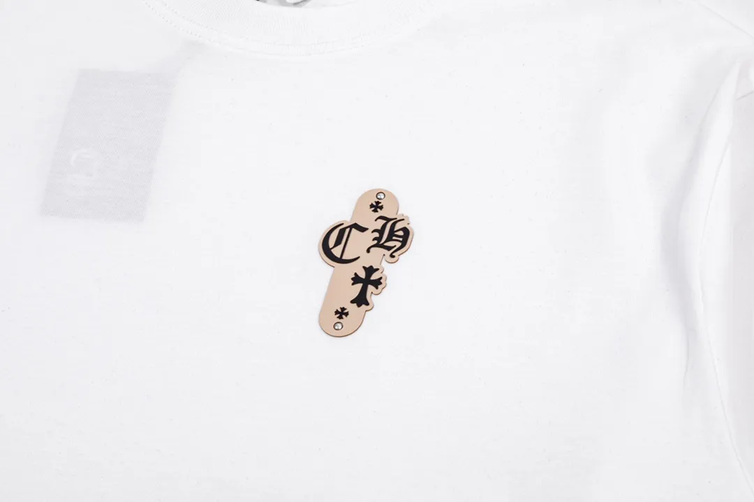 P200 CHROME HEARTS LoGo is fashionable and elegant, with a dropped shoulder style. The fabric is made of 26s double-yarn combed cotton compact spinning yarn with a weight of 280. It is matched with 1*1 Salona rib. The fabric is fermented and has a loose fit. Color: White Size: S～XXL